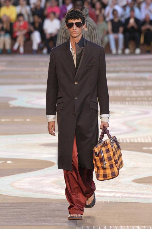 Все взгляды на асимметричные лацканы (мы только что видели это у Prada)